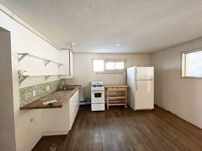 Building Photo - 128 Regal Cir