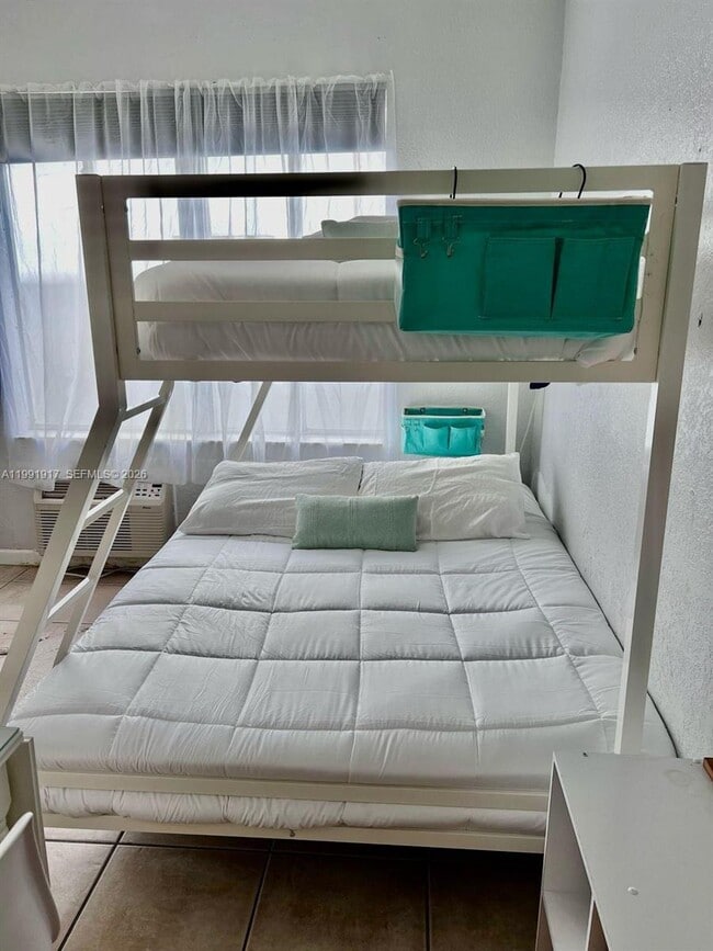 Foto del edificio - 3700 Collins Ave