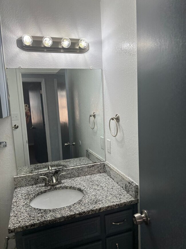 Building Photo - Available June 1st, 2 bedrooms 2 bathrooms...