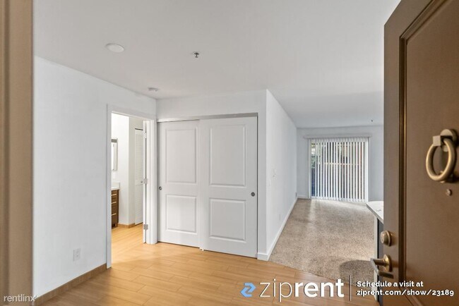 Building Photo - 1 br, 1 bath Condo - 6400 Christie Ave, Em...