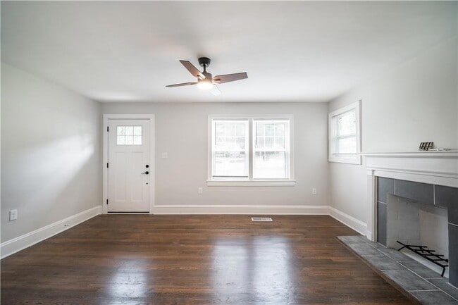 Building Photo - 2137 Delowe Dr
