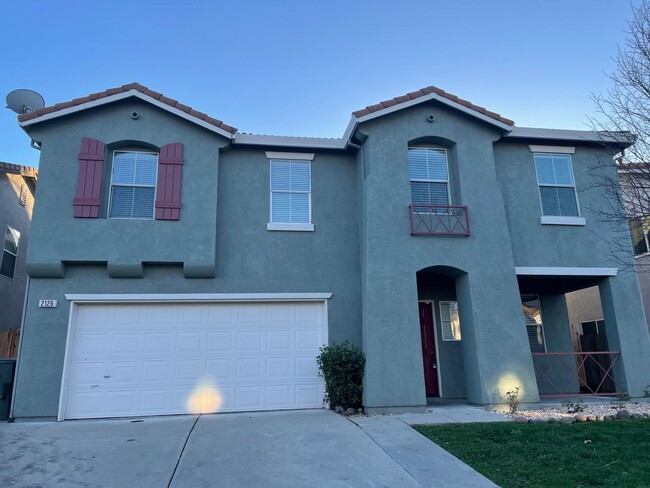 Foto del edificio - LARGE TWO STORY HOME IN ROCKLIN WITH 4 BED...