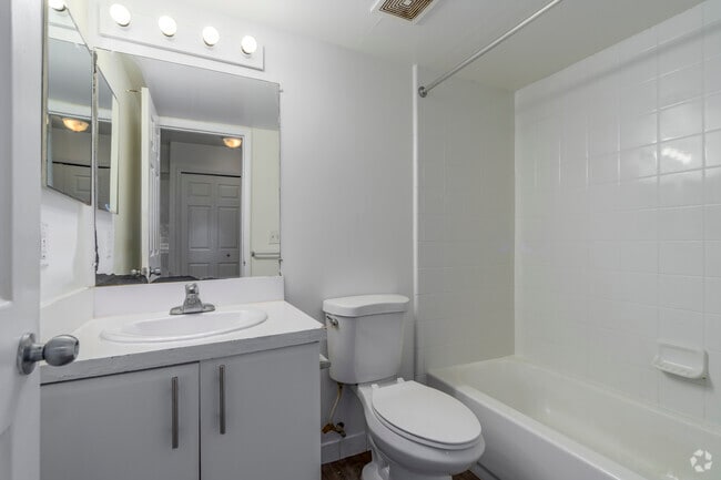 1BR, 1BA - 600SF - Bathroom - Edgewood Park Apartments