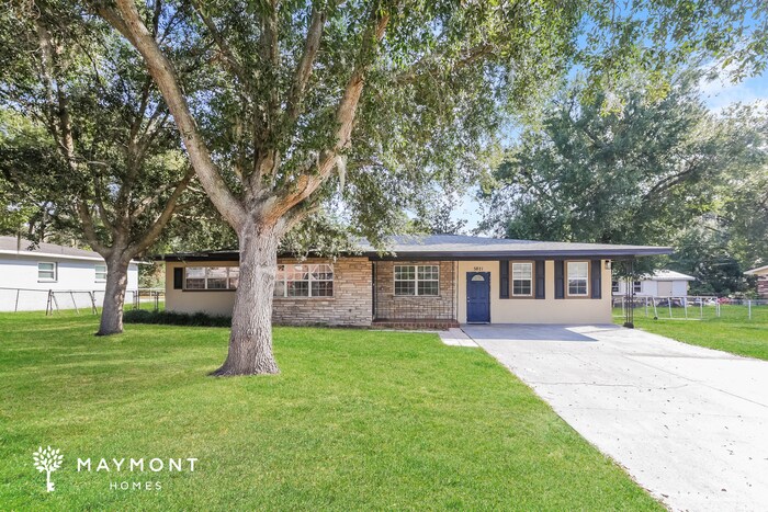 Foto principal - 5821 Lake Grove Dr