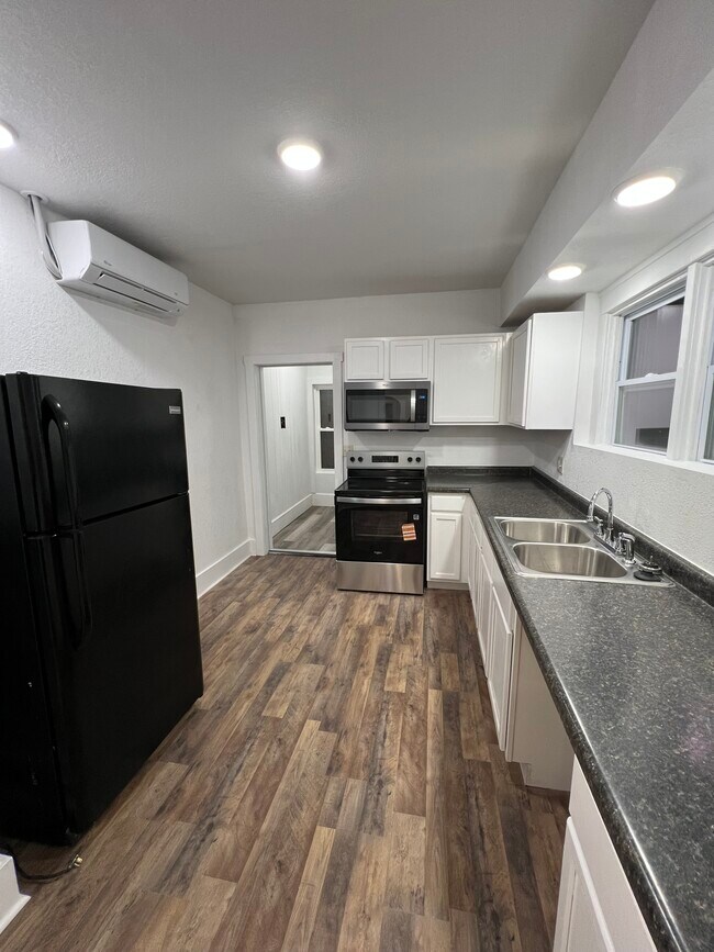 Cocina principal - 5206 King Hill Ave