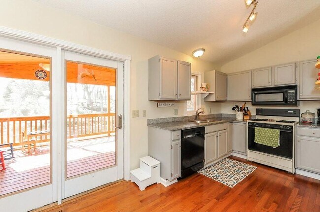 Foto del edificio - Beautiful 4-Bed 2-Bath Eagan Home - Availa...