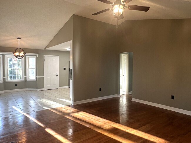 Building Photo - Cute Home in North Macon