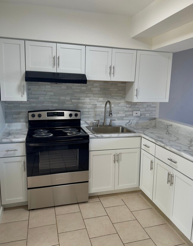 Vista de la cocina uno (apto. 3C) - 1633 E 74th St