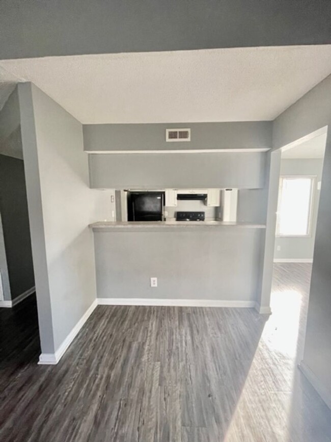 Building Photo - Adorable 3 bedroom 2 bath duplex, located ...