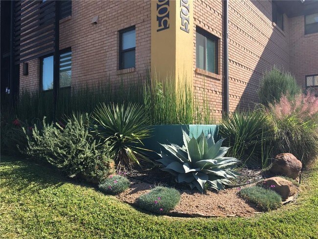 Building Photo - 5004 Live Oak St