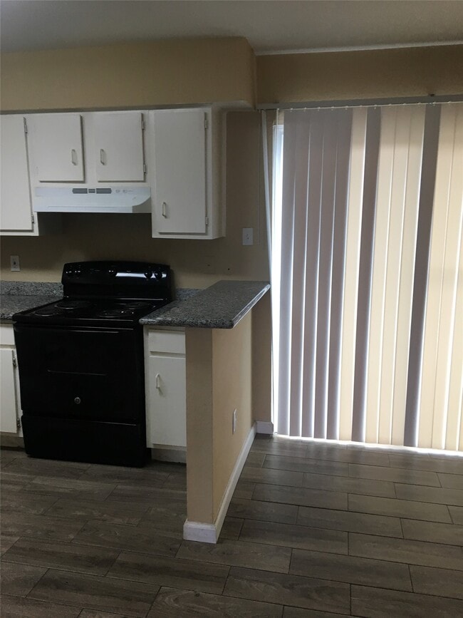 Building Photo - 5625 Antoine Dr