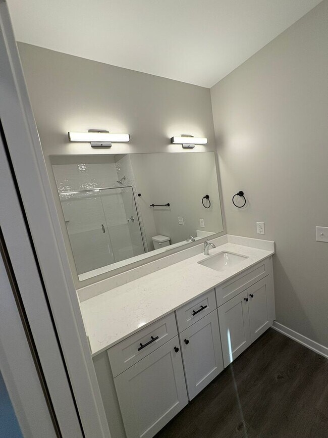 Building Photo - Leavenworth Lofts: Spacious Top-Floor 1-Bedroom, Corner Unit! 1 Month Free, 13-Month Lease Required