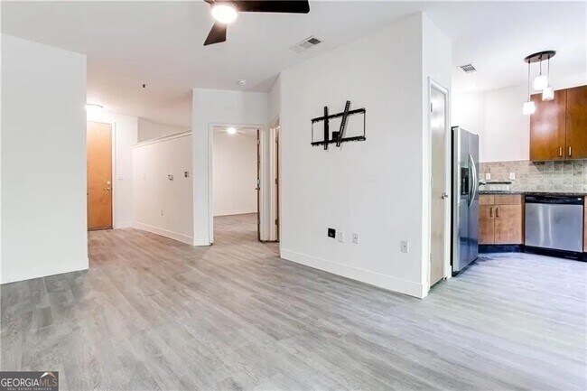 Building Photo - 898 Oak St SW