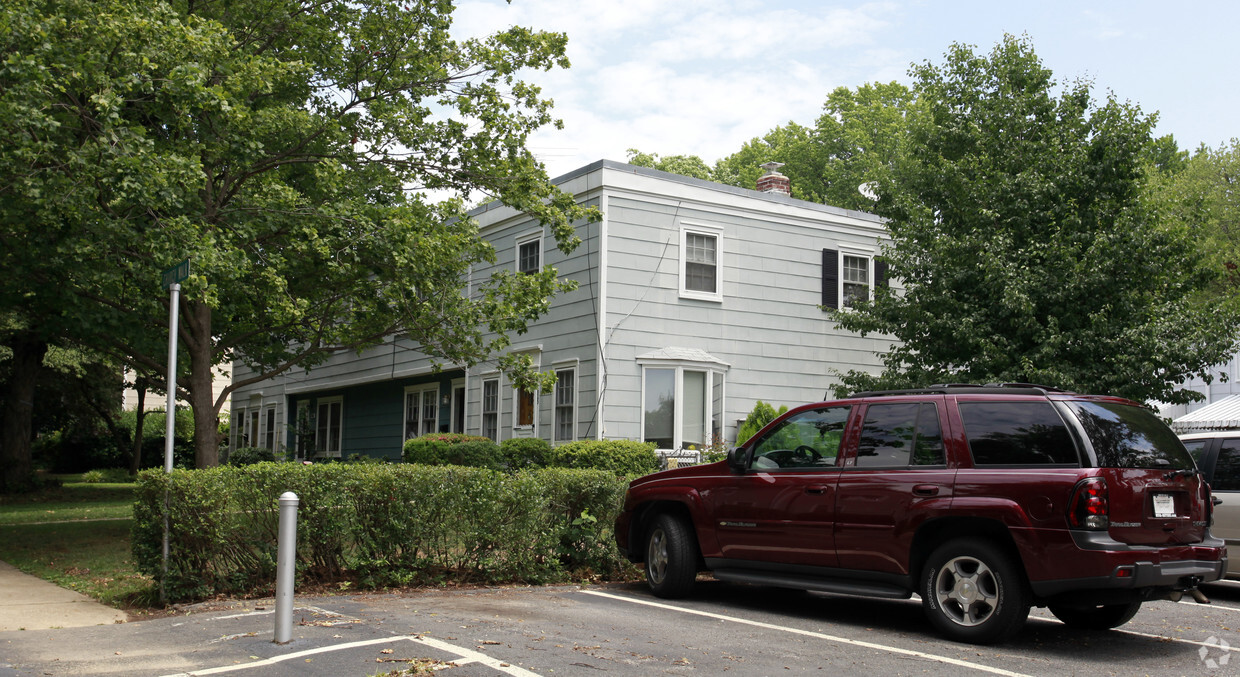 Building Photo - Hillwood Square