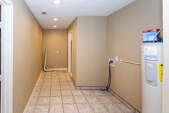 Building Photo - 307 Lakeside Dr