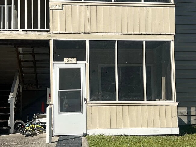 Building Photo - 1240 Shalom Dr