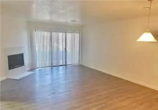 Building Photo - Charming 1st Floor Comdo