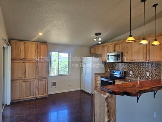 Building Photo - 803 Scenic Loop