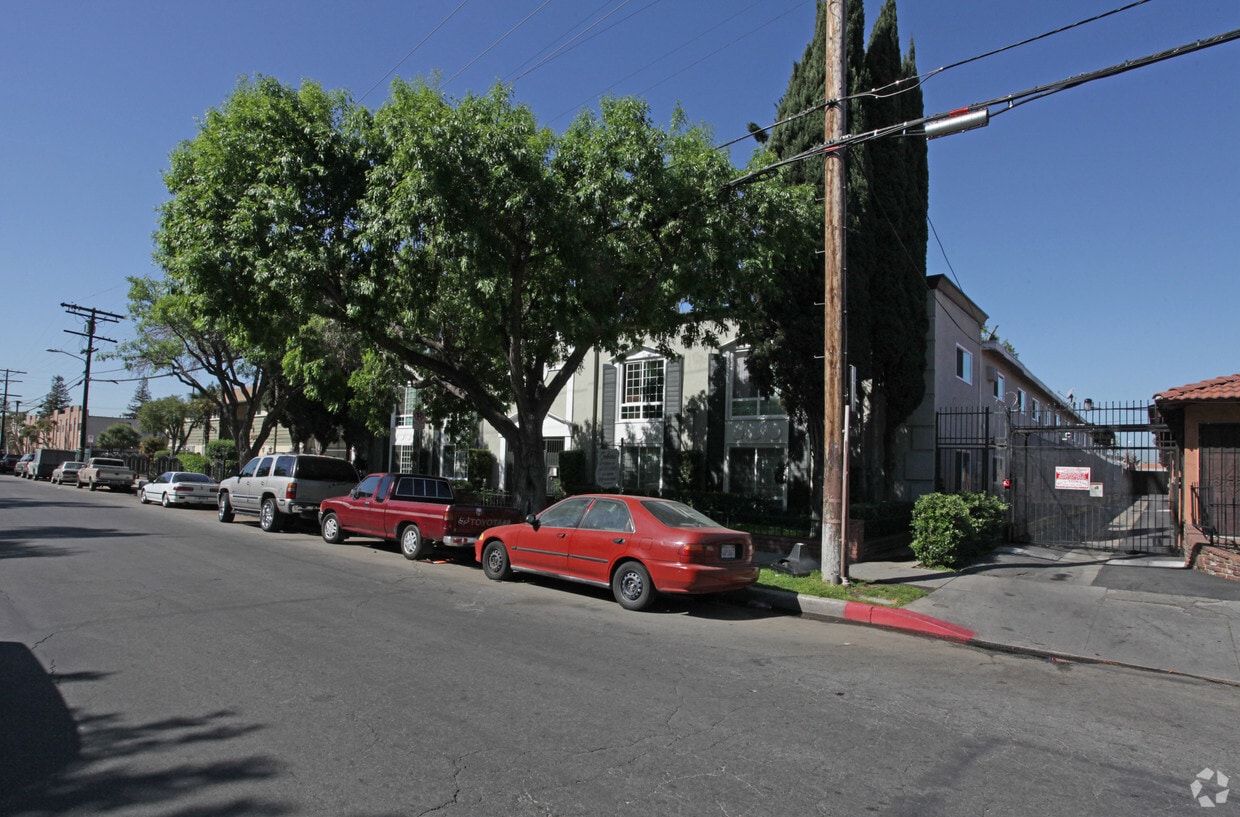 Building Photo - Tobias Townhouse Apartments