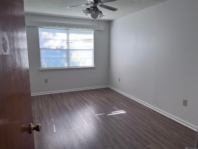 Foto del edificio - 3135 Woodcrest Dr