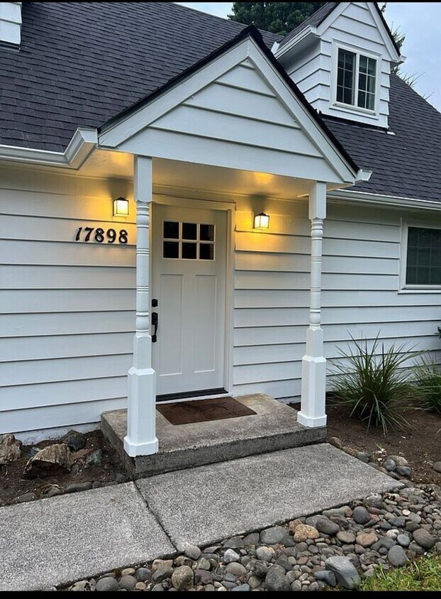 Building Photo - Beautiful Home w/Upgrades Throughout in La...