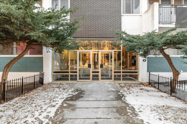 Entrance - Saguenay Apartments