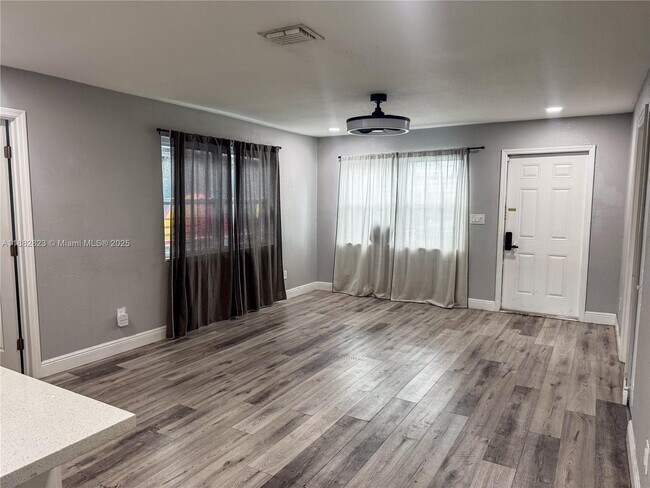 Foto del edificio - 4710 SW 18th St