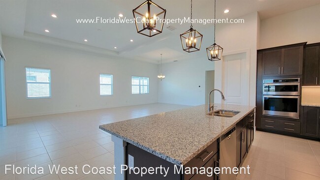 Building Photo - 3 br, 3 bath House - 8158 Redonda Loop