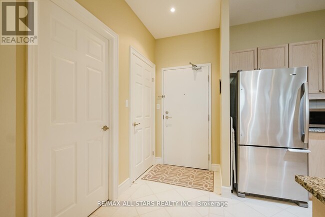 Building Photo - 1-301 Leaside Park Dr