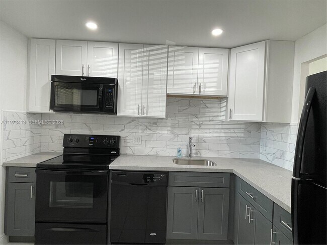 Foto del edificio - 8390 Sands Point Blvd