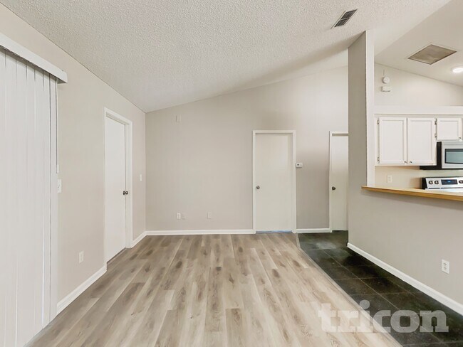 Building Photo - 1689 Ashwood Cir