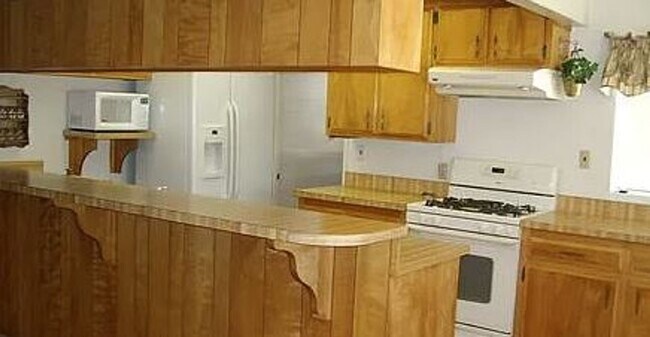 Building Photo - Spacious 3 Bed/2 Bath Home with Stunning L...