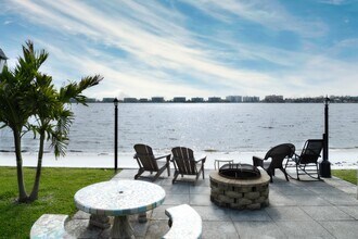 Building Photo - 1432 S Lakeside Dr