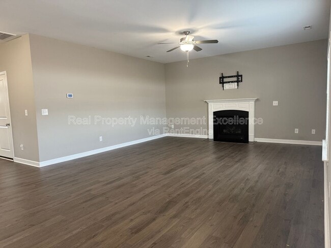 Foto del edificio - 432 Fallingbrook Dr