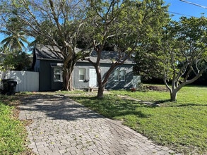 Building Photo - 823 NE 14th Pl