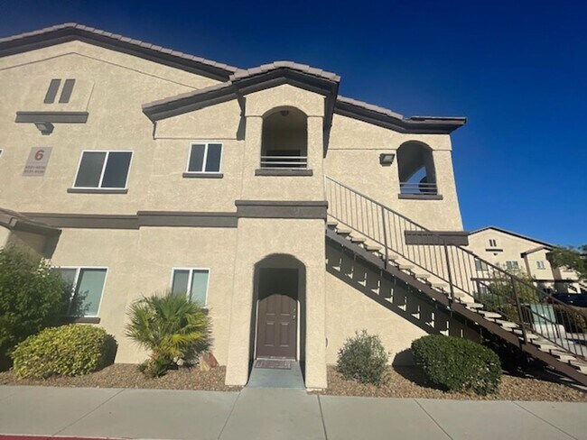 Building Photo - Great 2 Bedroom Downstairs Unit in Gated H...