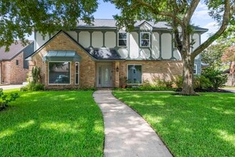 Building Photo - 3174 La Quinta Dr