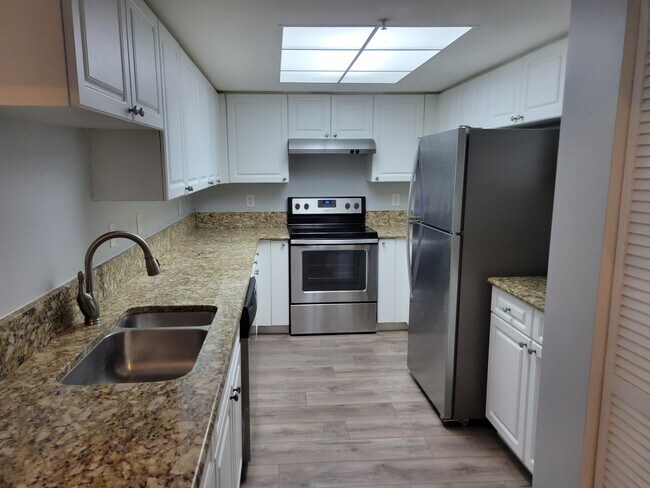 Foto del edificio - 1400 Crestwood Ct S