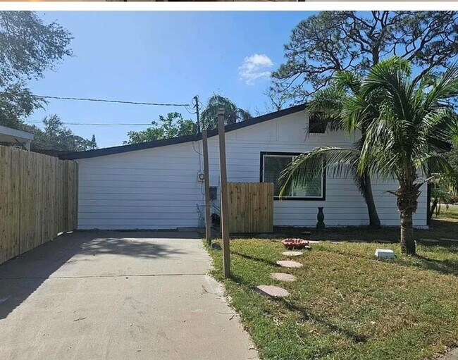 Foto del edificio - 2735 Boca Ciega Dr N
