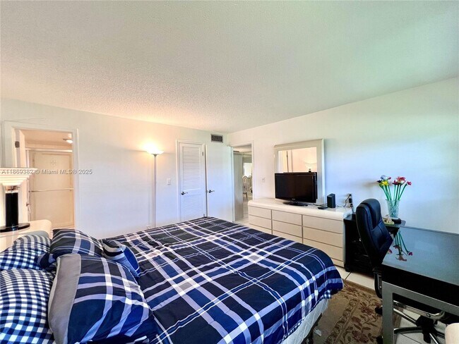 Foto del edificio - 671 S Hollybrook Dr