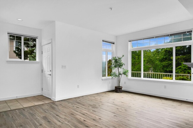 Building Photo - 3500 E Lake Sammamish Pky SE