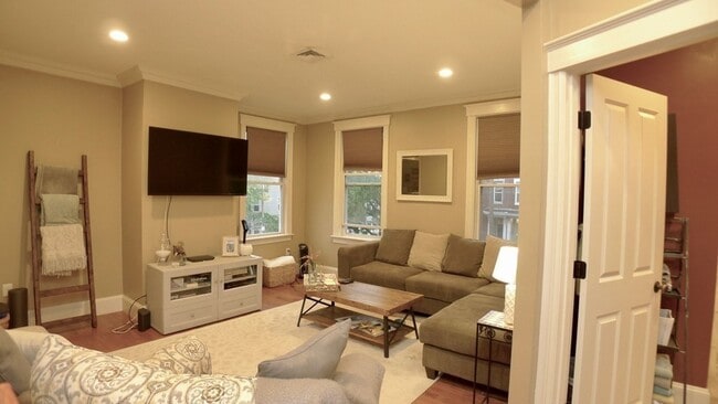 Foto del edificio - 10 Savin Hill Ave