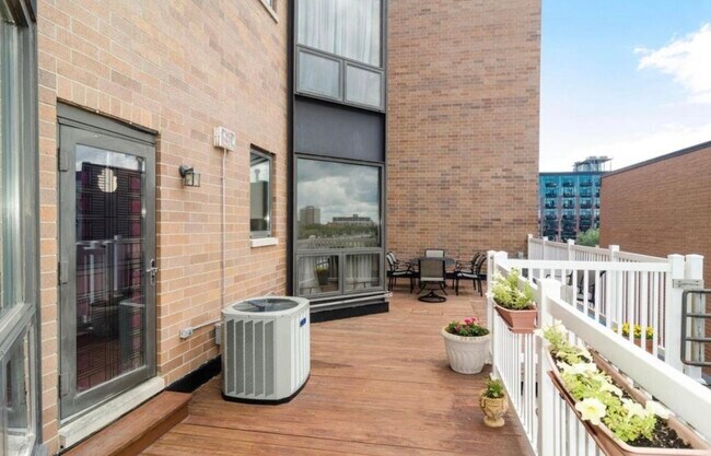 Foto del edificio - 222 S Racine Ave