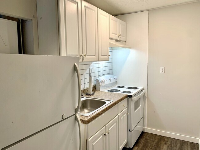 Building Photo - Manhattan 8-Plex