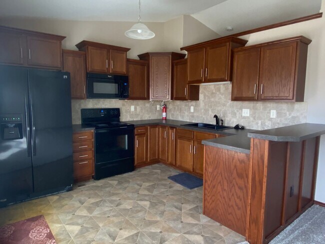 Building Photo - Beautiful 4 Bedroom Home in Derby with Bra...