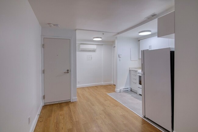 Building Photo - 25 Av des Pins O