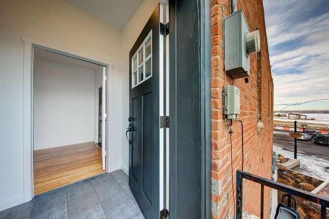 Building Photo - Beautifully Updated Downtown Windsor 2 Bed...