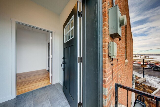 Foto del edificio - Beautifully Updated Downtown Windsor 2 Bed...