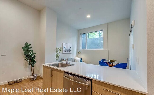 Building Photo - 1 br, 1 bath House - 121 12th Ave E Unit 100