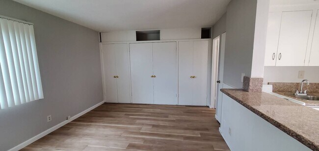 Building Photo - 360 N Tustin St